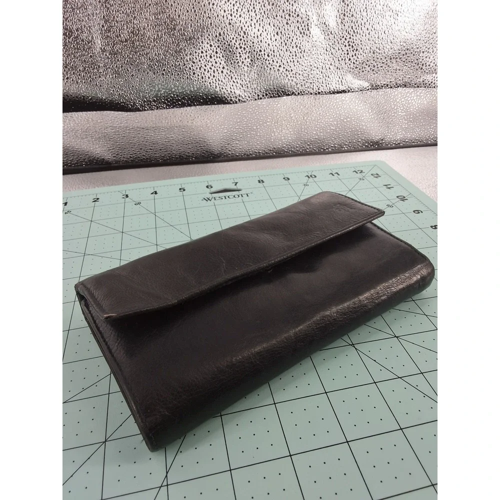 Classic Black Leather Bifold Wallet |‎ Snap Closure | Card Slots